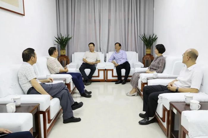 汕尾市政协主席李耿坚莅临我校调研指导工作_副本.jpg