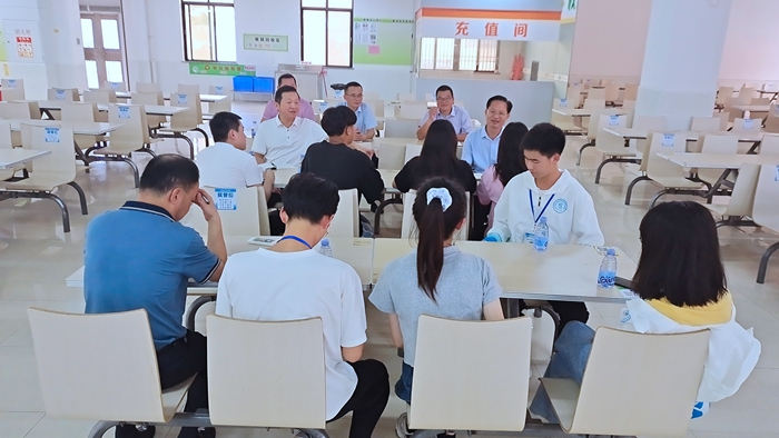 党史学习教育“我为群众办实事”系列活动之六“走进学生食堂” (1)_副本.jpg