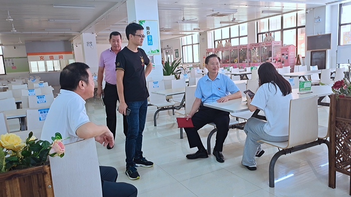 党史学习教育“我为群众办实事”系列活动之六“走进学生食堂” (2)_副本.jpg