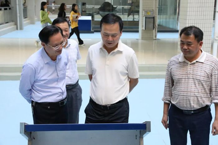 汕尾市政协主席李耿坚莅临我校调研指导工作2_副本.jpg
